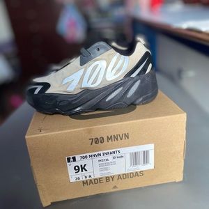 YEEZY 700 “BONE”